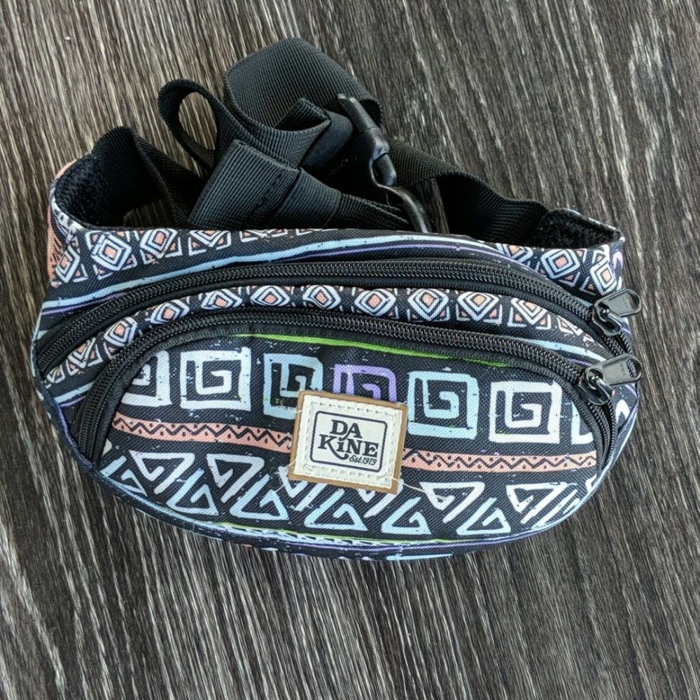 Dakine 90s inspired fanny pack!